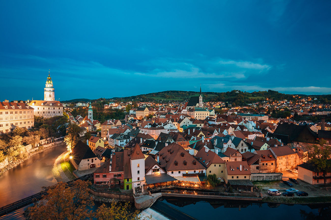 cesky-krumlov-czech-republic-famous-town-and-popul-PTS8UY8-copy.jpg